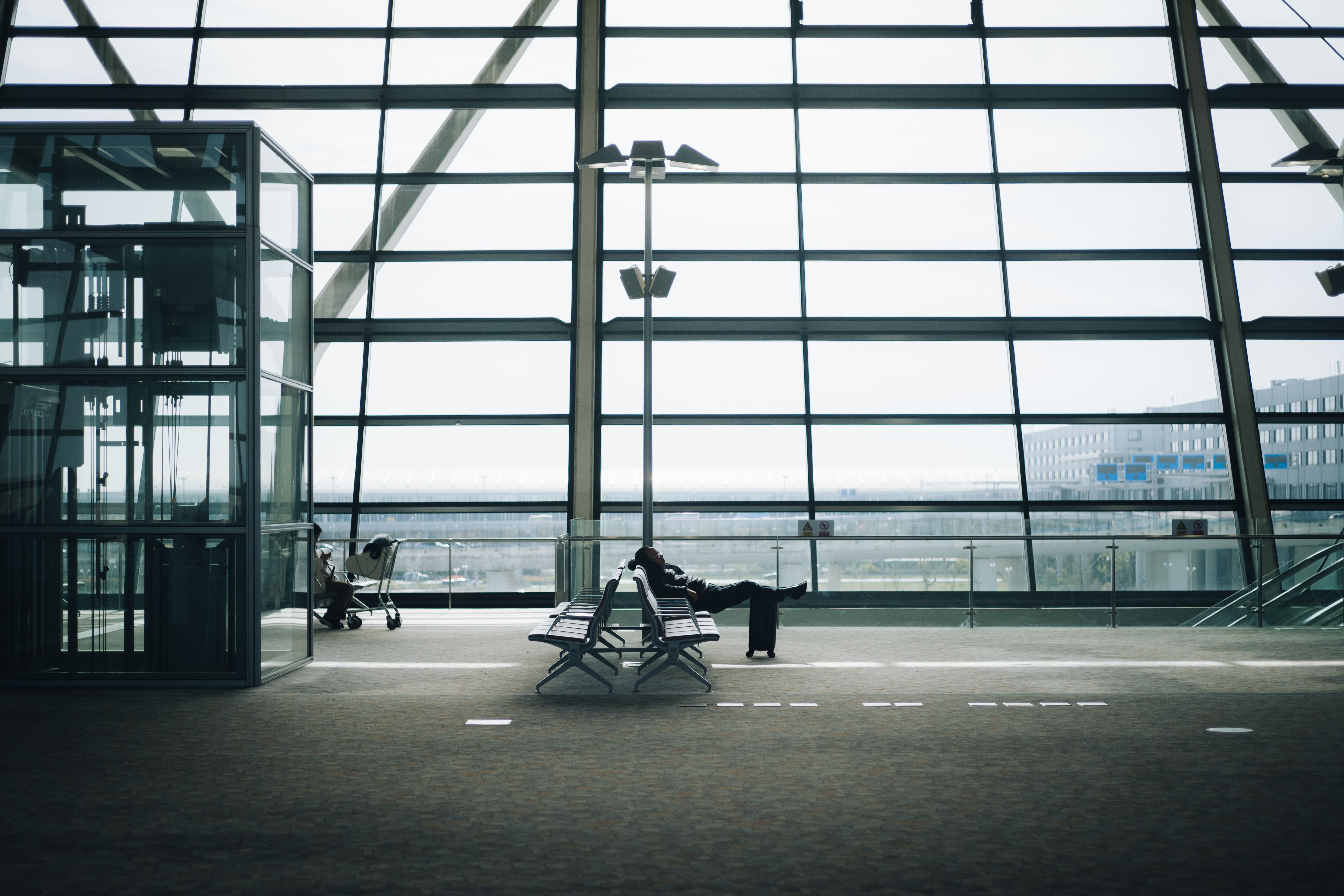 虹橋空港のロビーで休む乗客