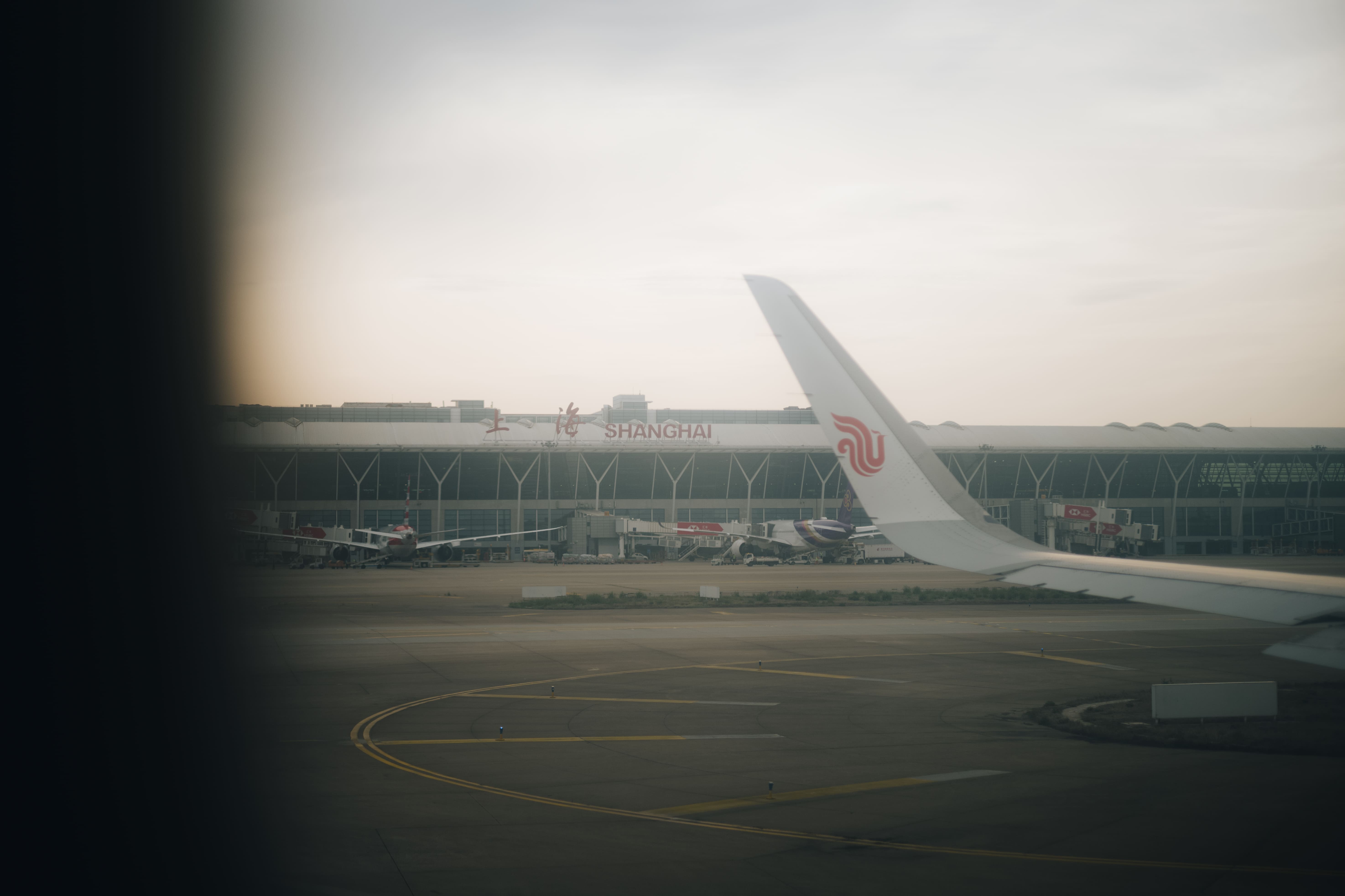 離陸前の機窓から見た上海のターミナル