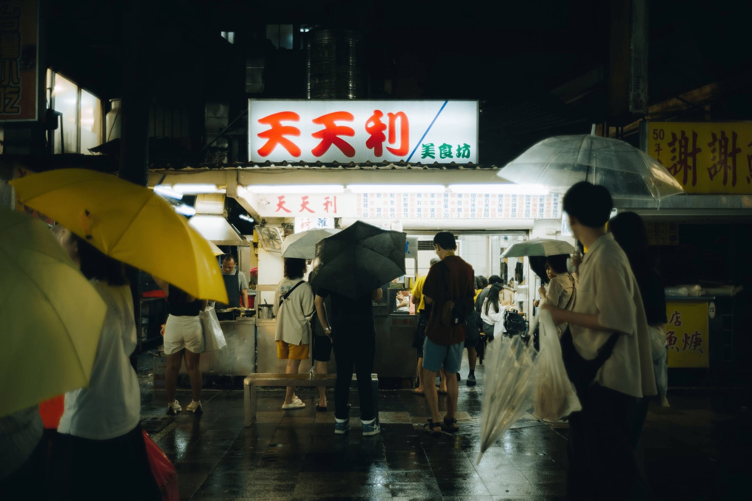 雨上がりの路地